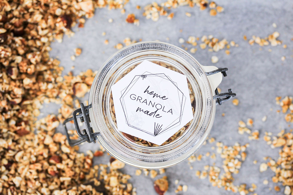 Selbstgemachtes Granola im Glas verpackt mit einer Etikette "Home made Granola"