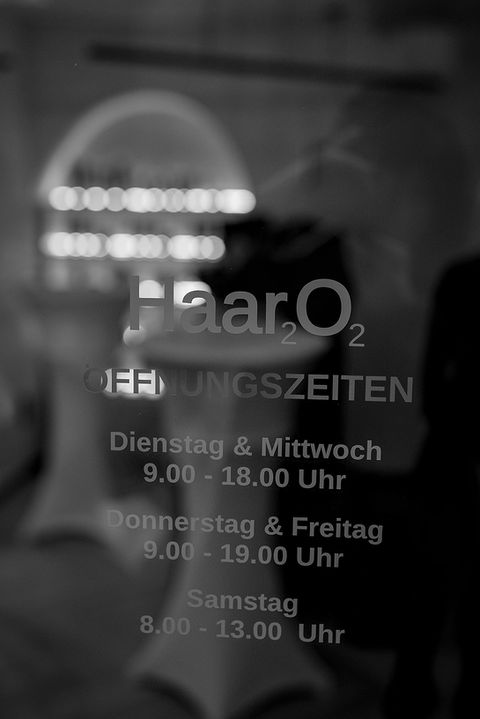 Schwarzweiß Spiegelung des neuen Logos und den Öffnungszeiten