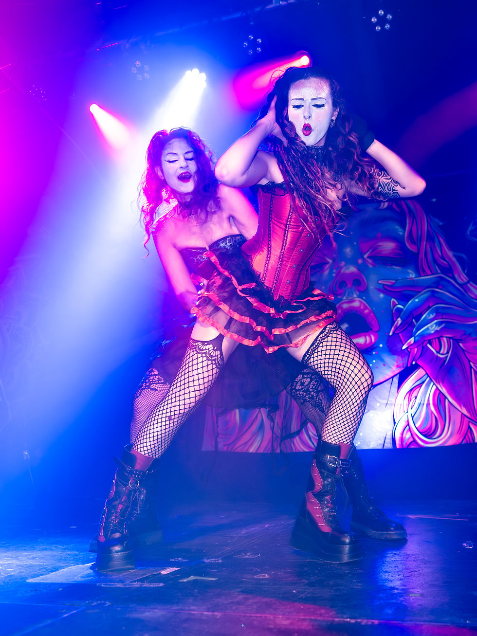 De danseressen/performers Kylie en Daniella. 