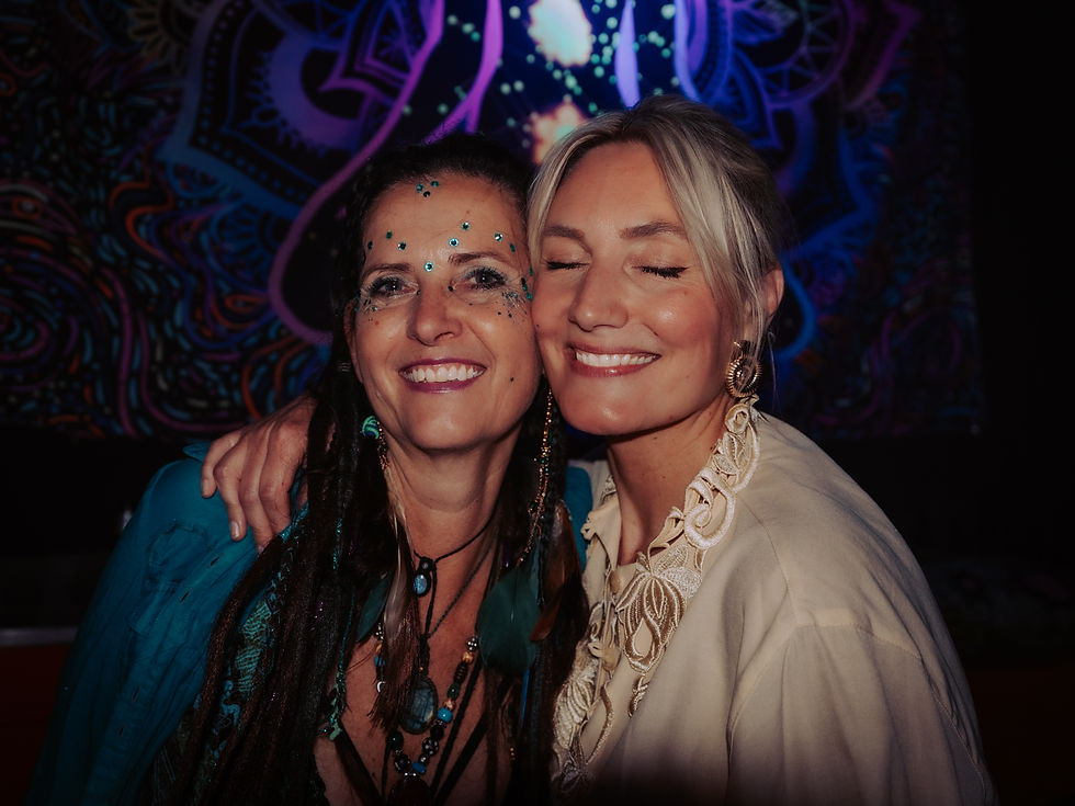Prachtig beeld van nightlife fotograaf Patrick Stern (zie helemaal onderaan) Als genieten moet worden uitgebeeld, dan is dit dé foto. Links voor de kijker Nans en rechts in vervoering een Dj die je in de gaten moet houden, Dj Lotta Isopuro.