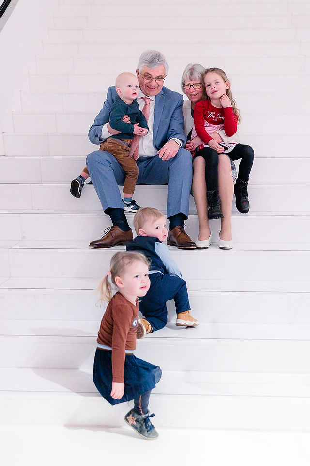 Opa en oma met kleinkinderen op de foto