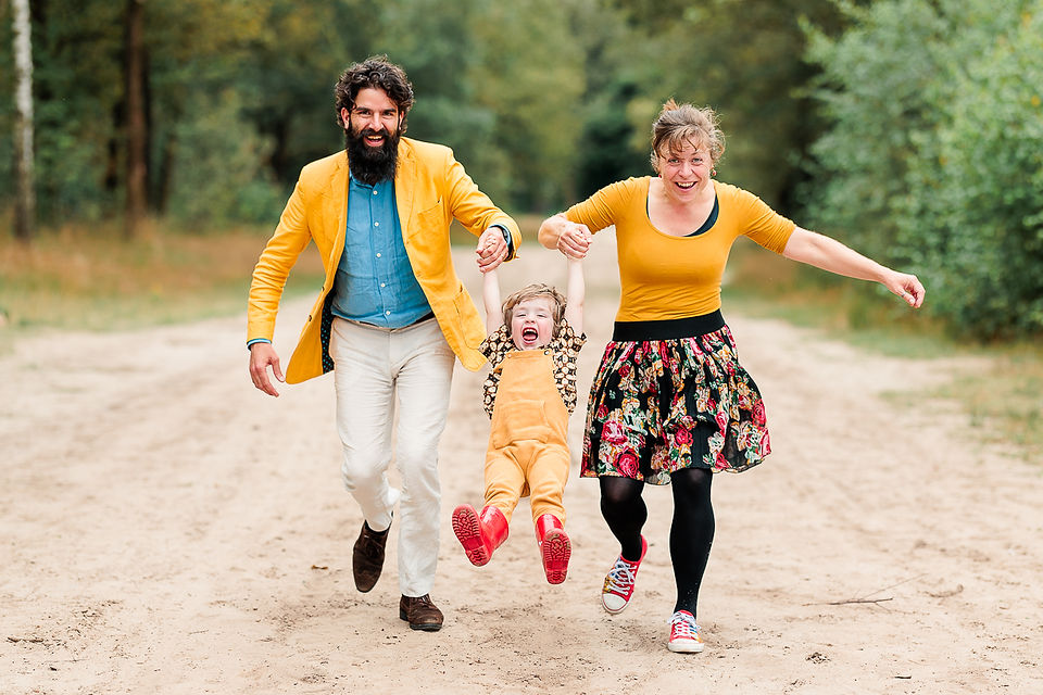 Papa en mama spelen met zoontje