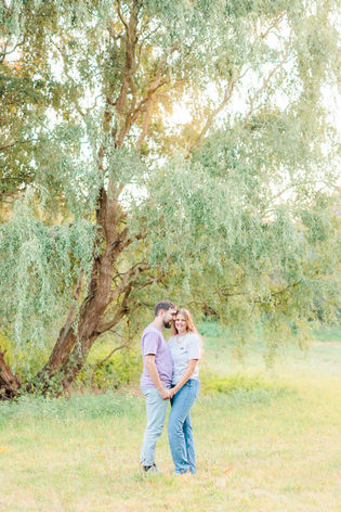 Love shoot van jong stel in het bos tijdens golden hour