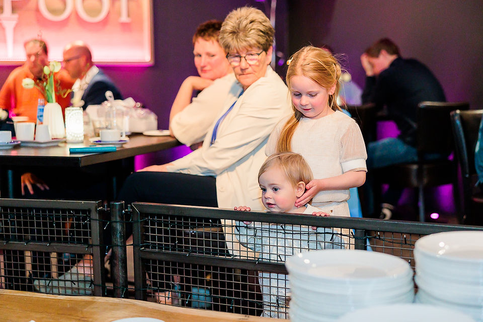 Bruidskinderen spelen op de bruiloft