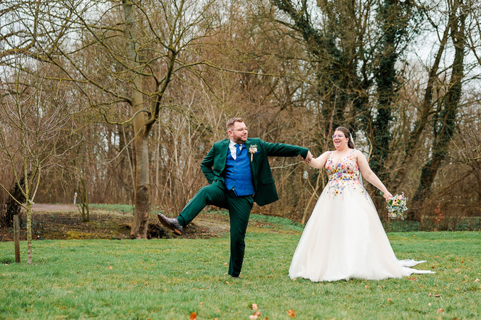bruidegom doet gek tijdens de fotoreportage in de natuur