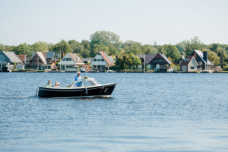 huwelijksbootje op het Paterswoldse meer