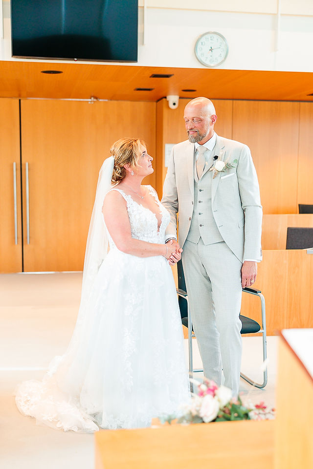 man en vrouw geven elkaar het jawoord