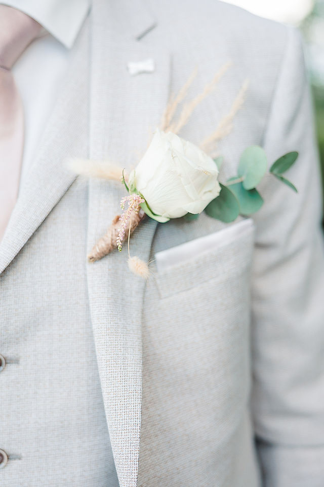 corsage bruidegom in lichte tinten