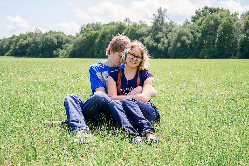 Loveshoot van koppel op een mooi veld