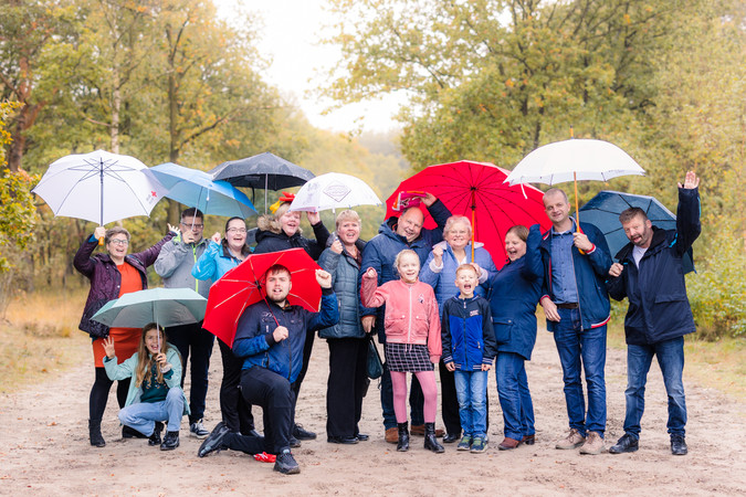 fotoshoot met de familie in de regen