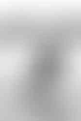 vader luistert naar de buik van zijn vrouw