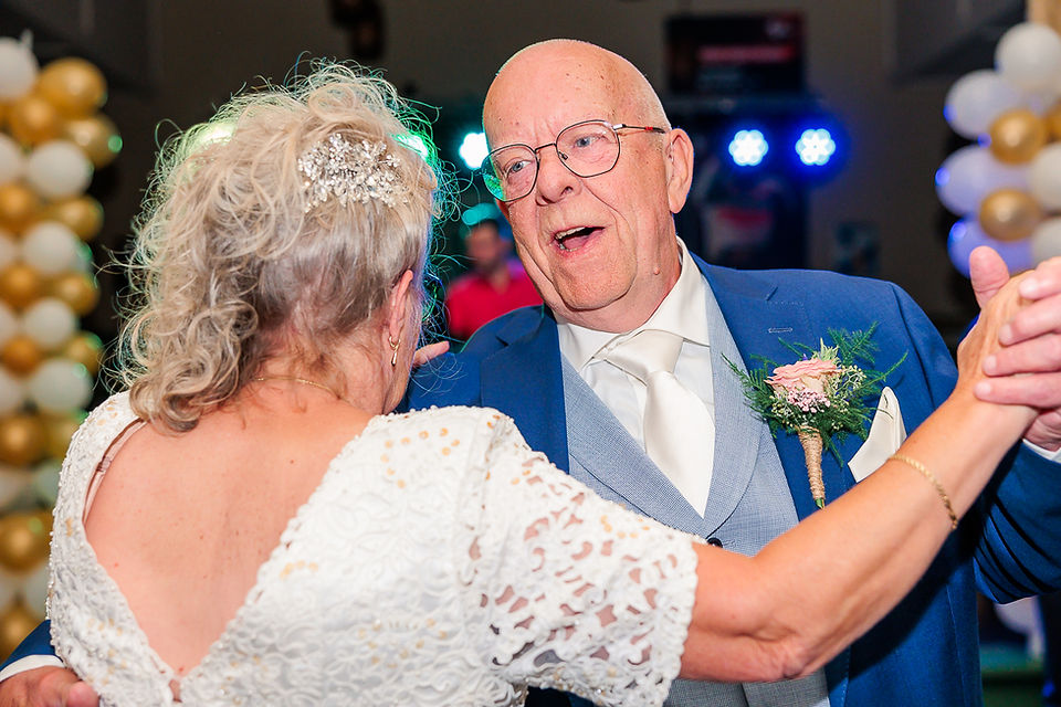 Bruid en bruidegom dansen samen