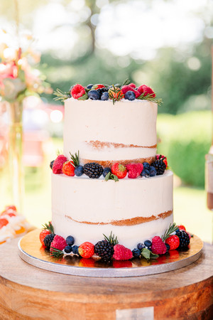 naket bruidstaart met bosvruchten