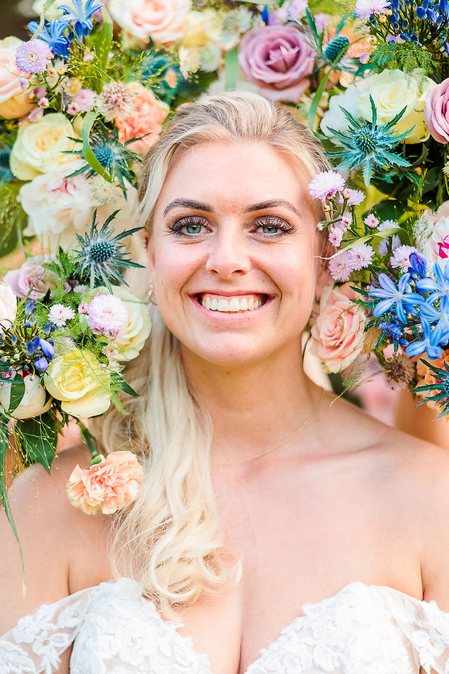 Origineel portret van de bruid omringt door boeketten en bloemen