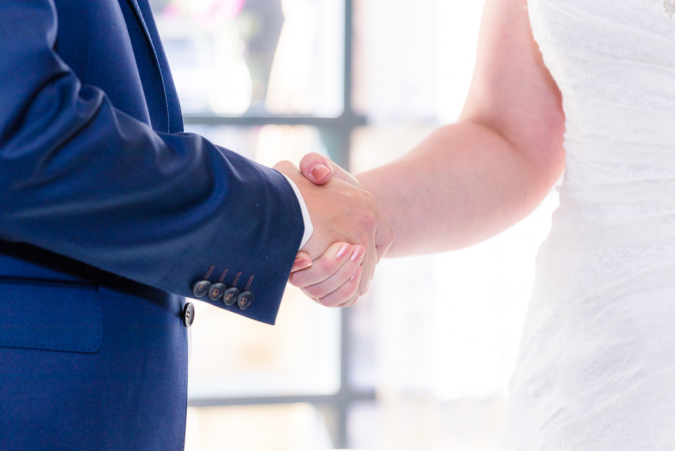 man en vrouw houden elkaars hand vast