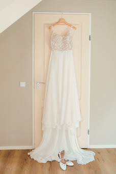 Trouwjurk met trouwschoenen aan hanger