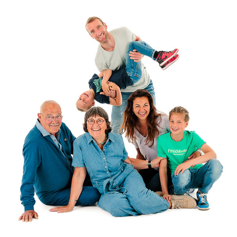 Spontane studio foto met witte achtergrond van familie in Assen