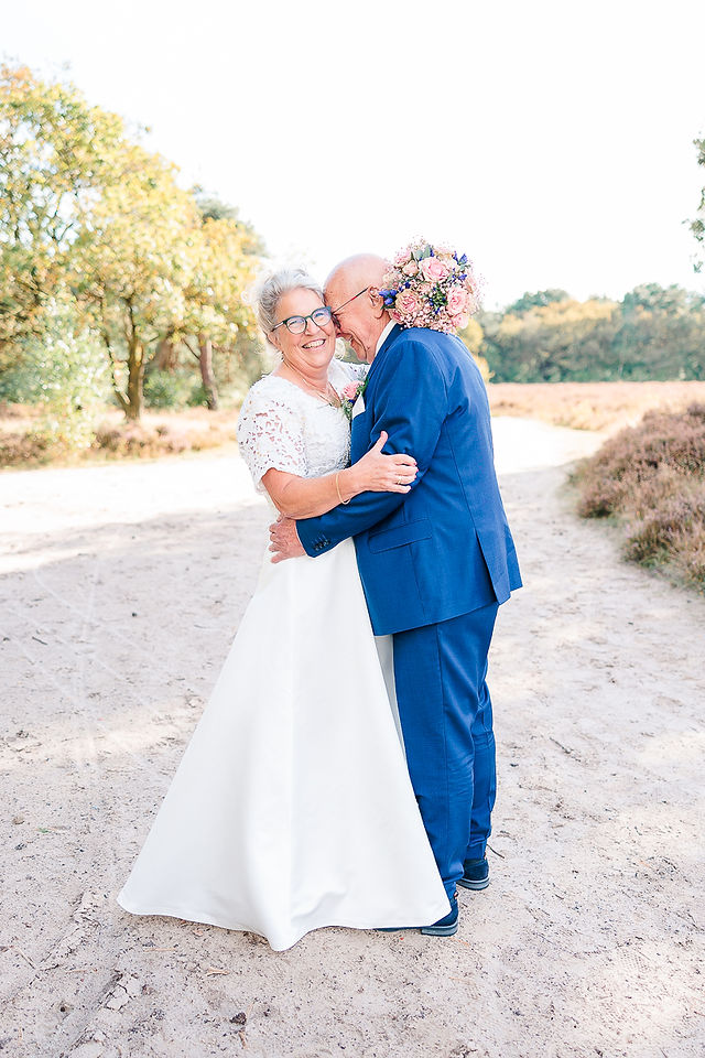 traditionele trouwfoto op de heide