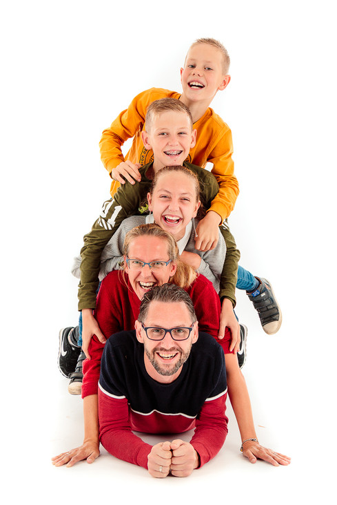 Stapel foto van gezin in studio