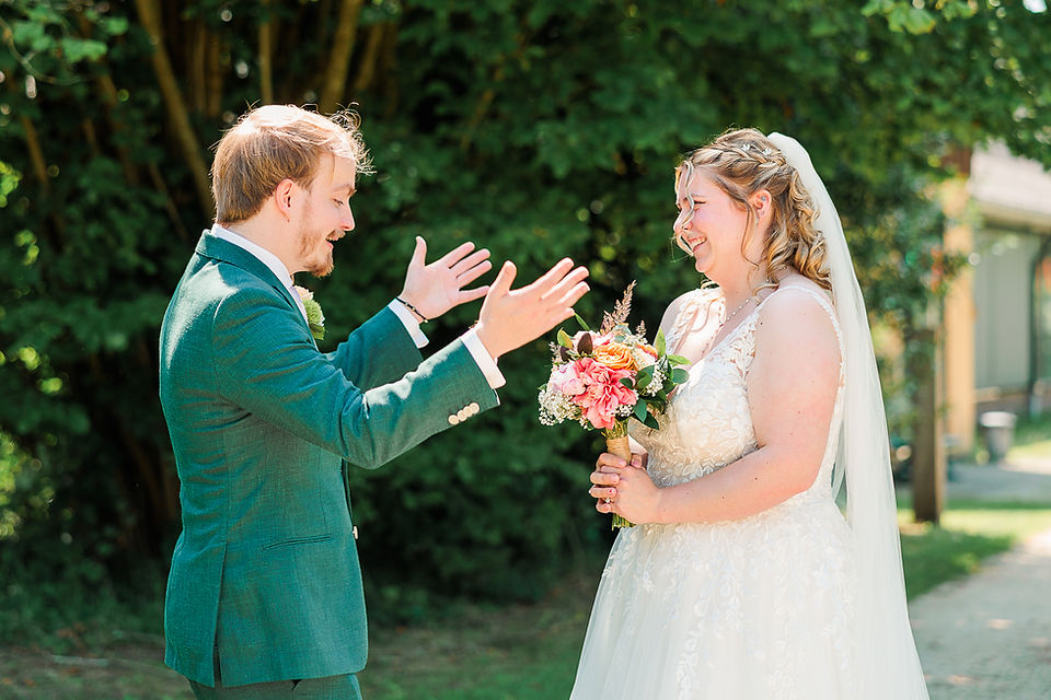 Enthousiaste reactie van bruidegom nu hij zijn aanstaande vrouw voor het eerst ziet