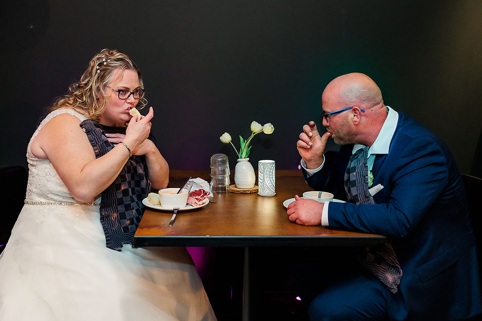 Bruidspaar draagt slab bij diner
