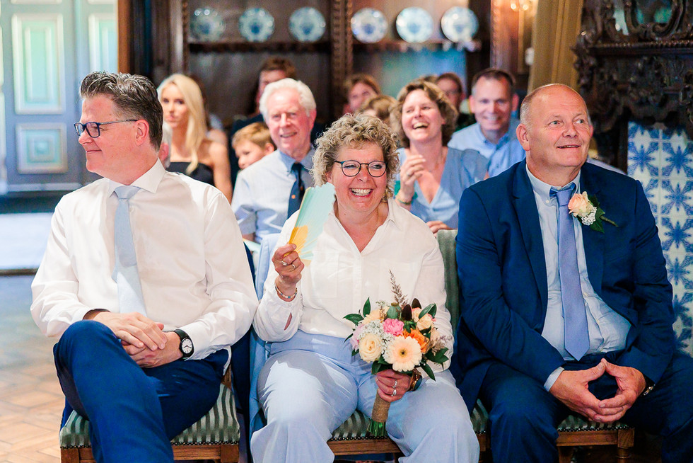 Ouders van het bruidspaar lachen