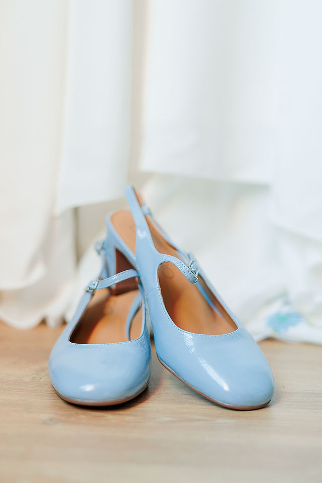 blauwe trouwschoenen voor witte trouwjurk