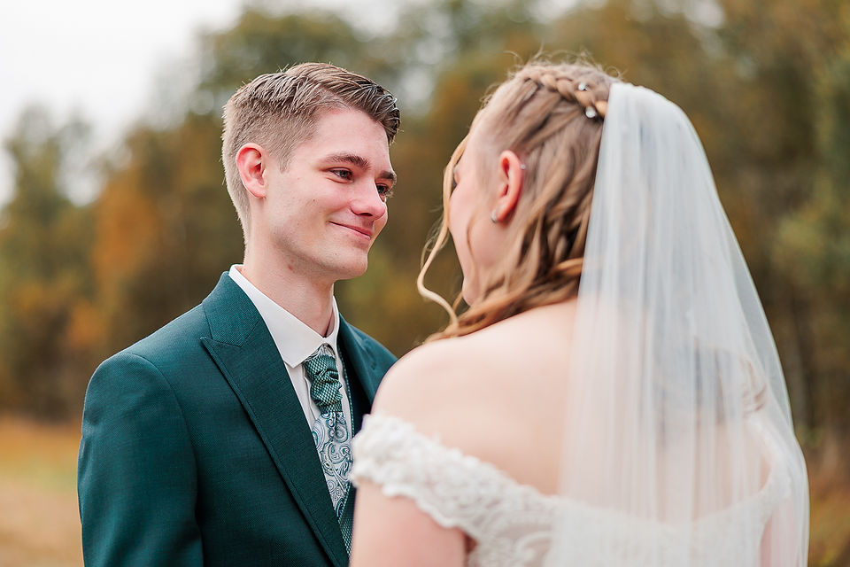 Bruidegom wordt emotioneel wanneer hij zijn bruid voor het eerst ziet in haar trouwjurk met sluier