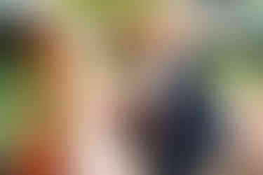 bruidspaar proost met wijn en bier