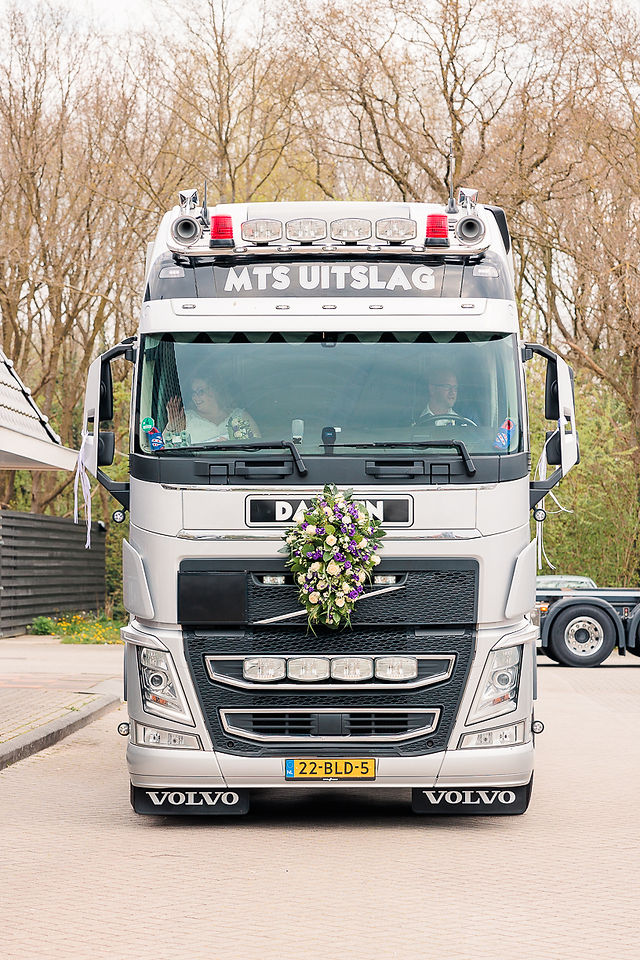 Vrachtwagens als trouwauto