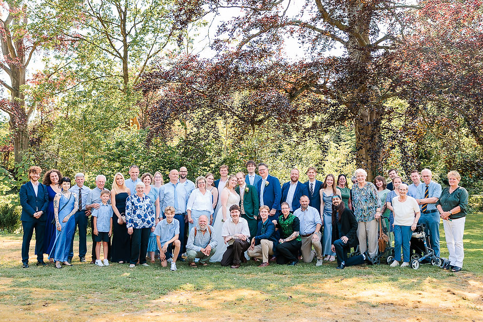 Alle gasten samen op de foto op een bruiloft