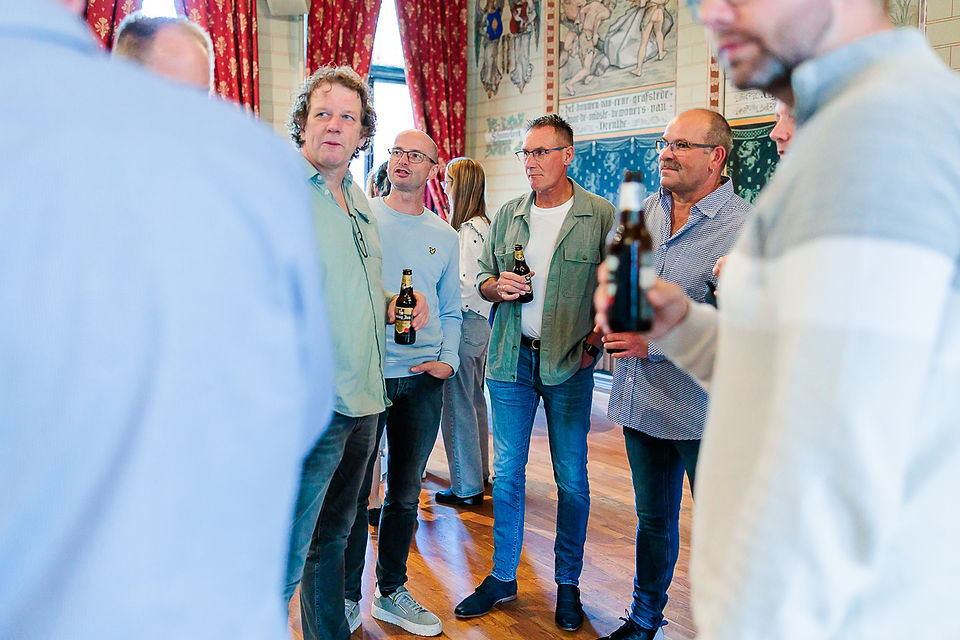 vriendengroep tijdens het taart en toost moment
