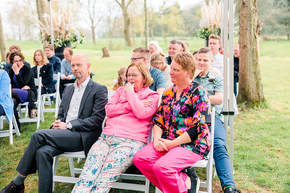 Gasten bruidspaar tijdens de ceremonie
