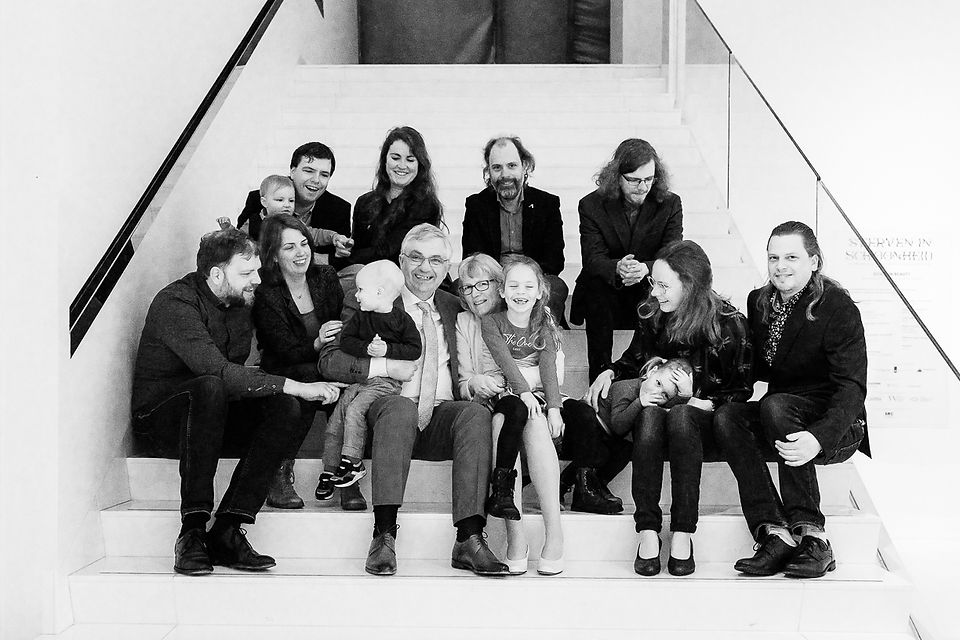 Familie foto op een trap