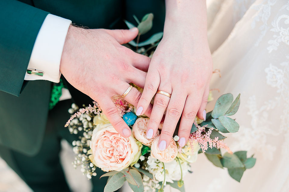 trouwringen boven het boeket