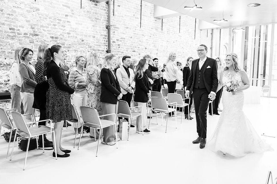 Bruid en bruidegom verlaten de ceremonie als getrouwd echtpaar