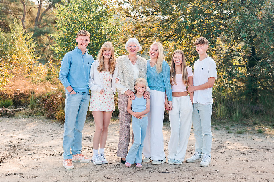 oma met haar kleinkinderen in lichte kleding