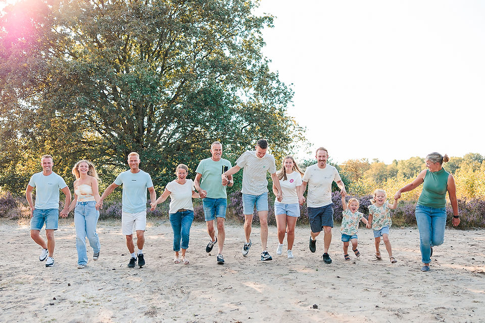 familie maakt samen een wandeling over de heide