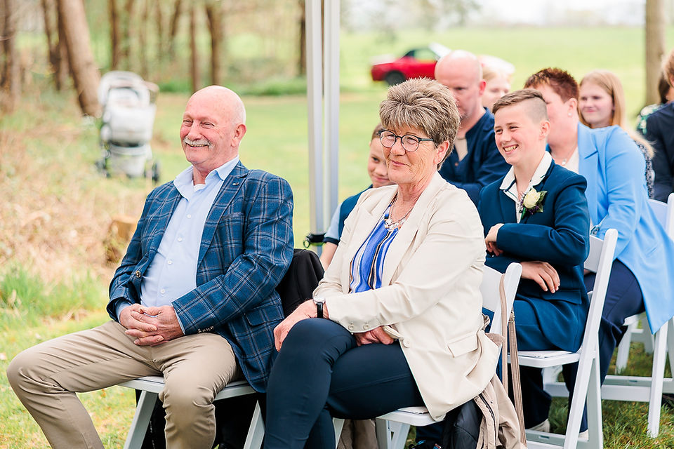 Ouders bruidegom aanwezig bij de ceremonie