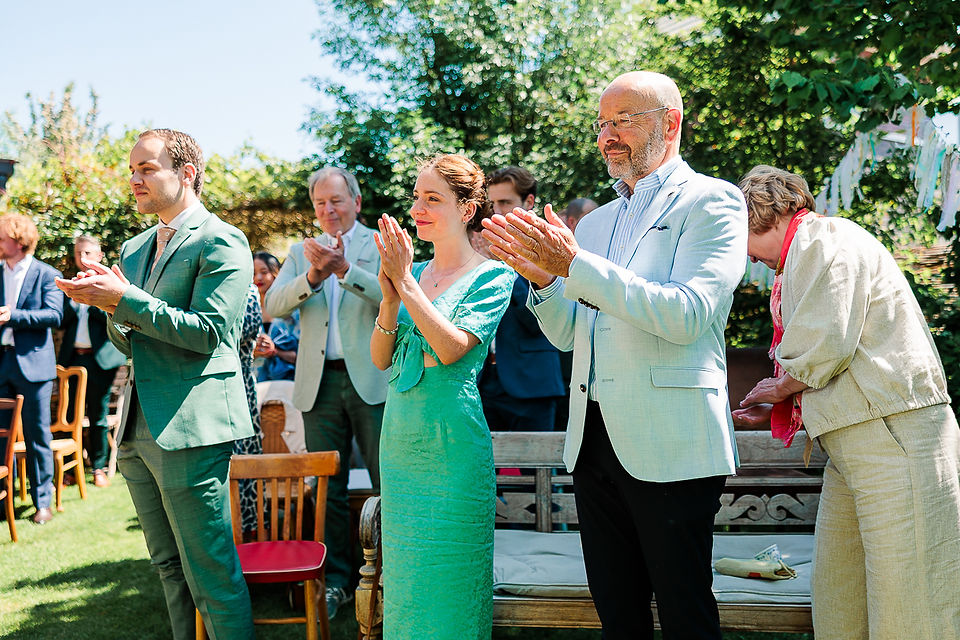 gasten klappen voor bruidspaar dat aankomt
