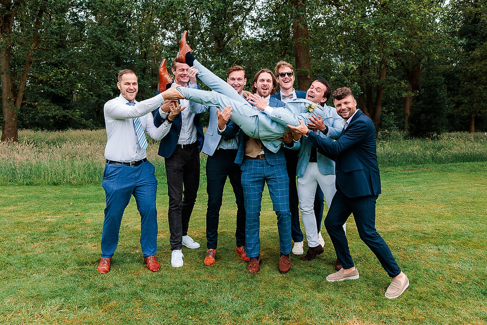 Bruidegom wordt in de lucht gegooid