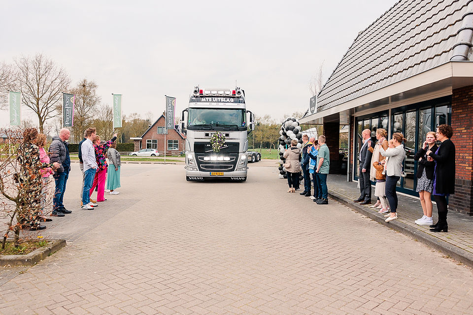 Bruidspaar arriveert in scania vrachtwagens bij Pieter Poot de Blesse