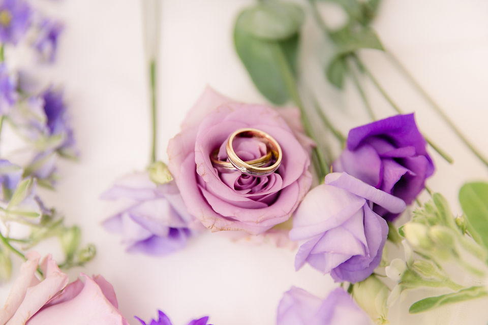 Trouwringen met bloemen als details