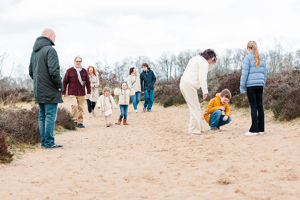familie uitje wandelen en ontdekken in de natuur