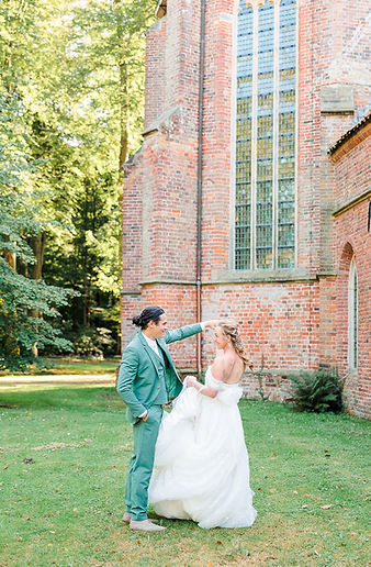verliefd bruidspaar danst in het bos bij het oude klooster in Ter Apel