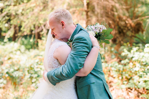 liefdevolle omhelzing bruidspaar