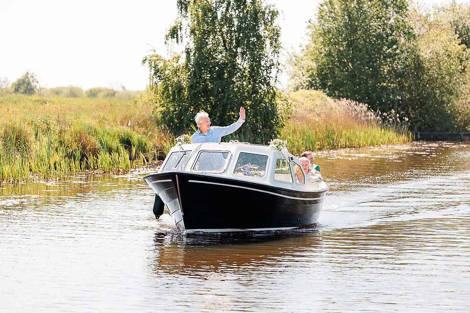 huwelijksbootje vaart langs