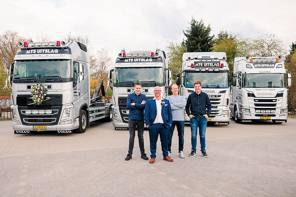 Vrachtwagenchauffeurs voor hun wagen bruiloft