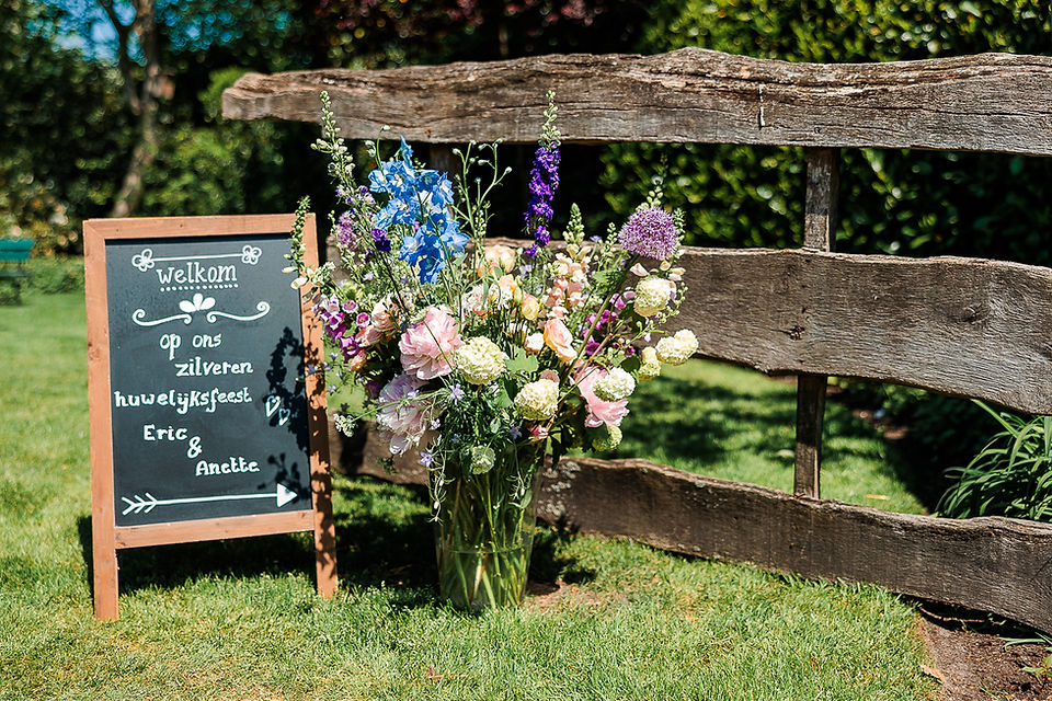 entree bord met bloemen in vaas voor het boeren hek