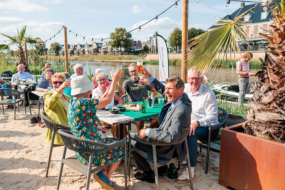 bruiloft gasten proosten op het bruidspaar